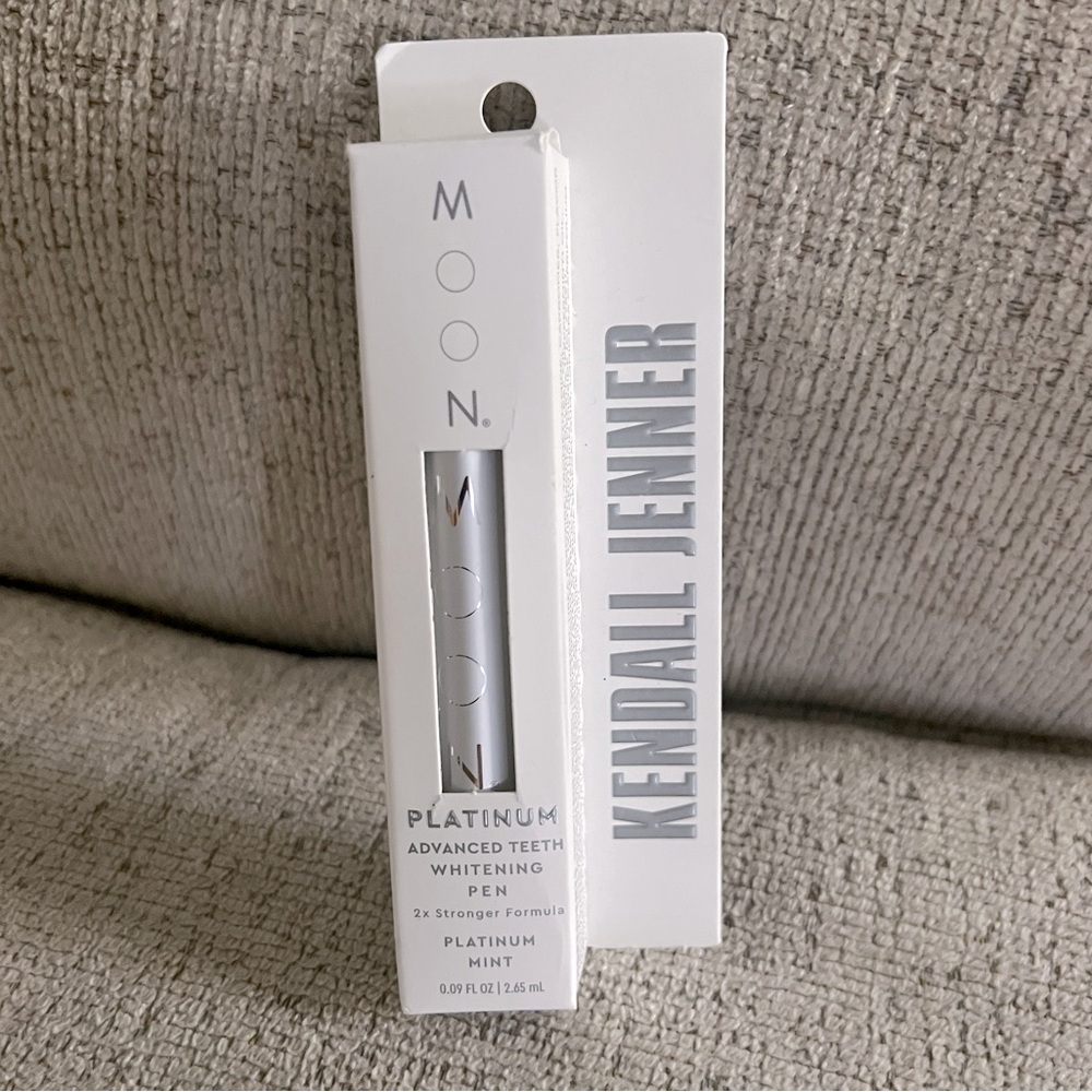 Kendall Jenner Moon Platinum Whitening Pen
